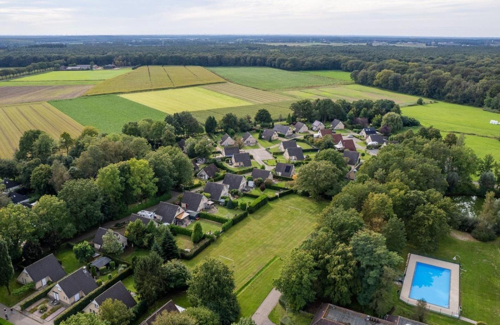 Geschakelde Recreatiewoning Met Omheinde Tuin Villa Posterholt Exteriör bild